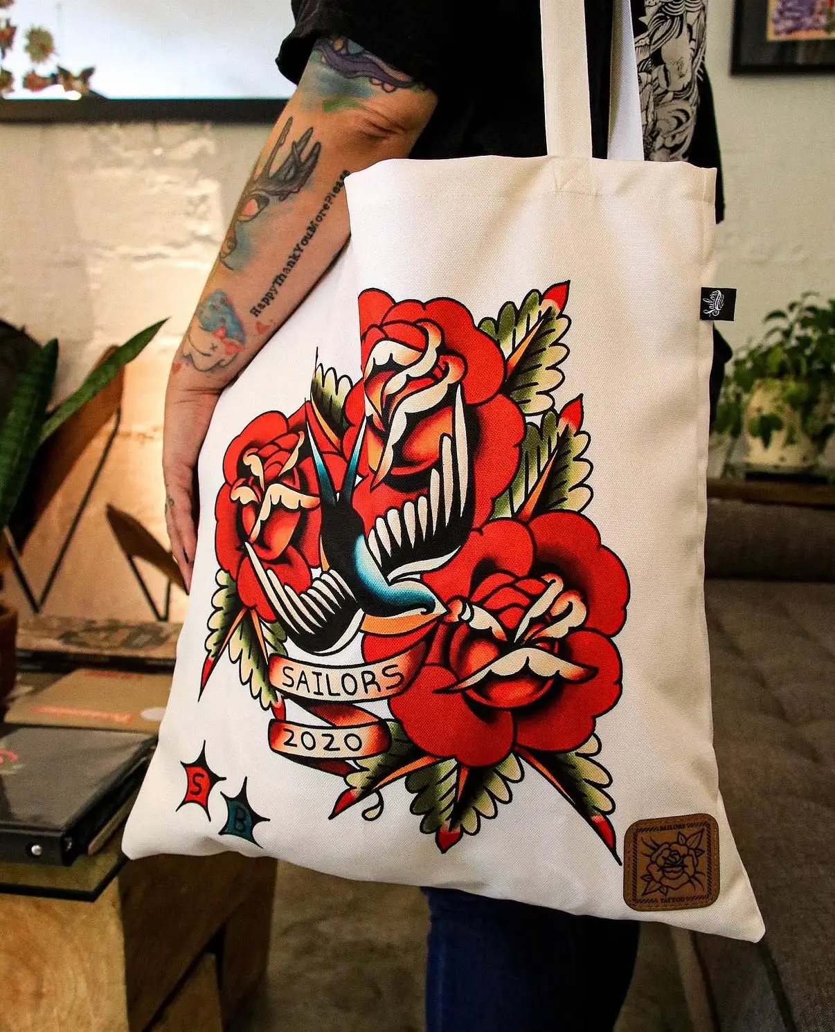 Sailors & Mermaids — Tote — Merch / producto en contexto