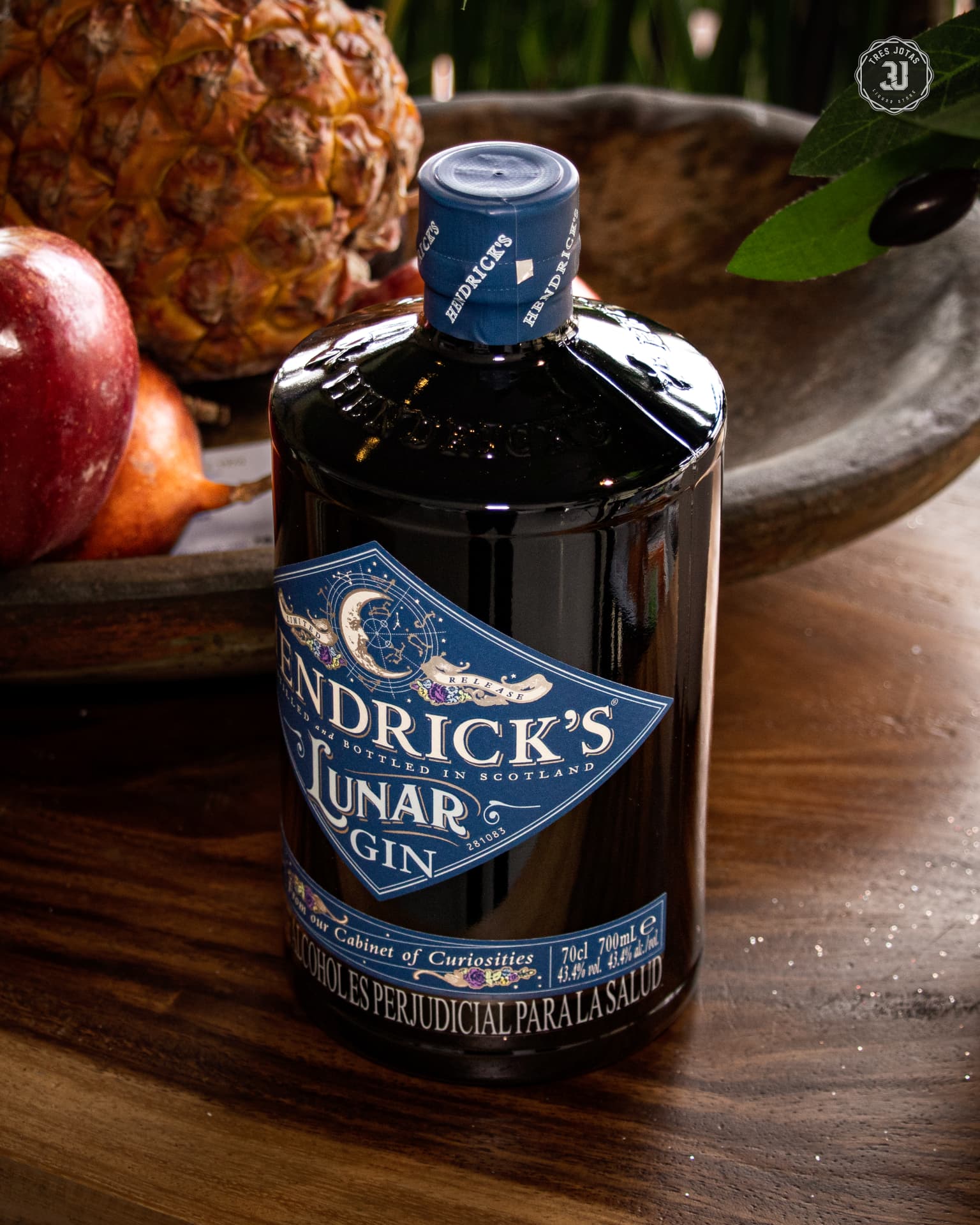 Tres Jotas — Hendrick's Lunar Gin — Producto / bodegón natural