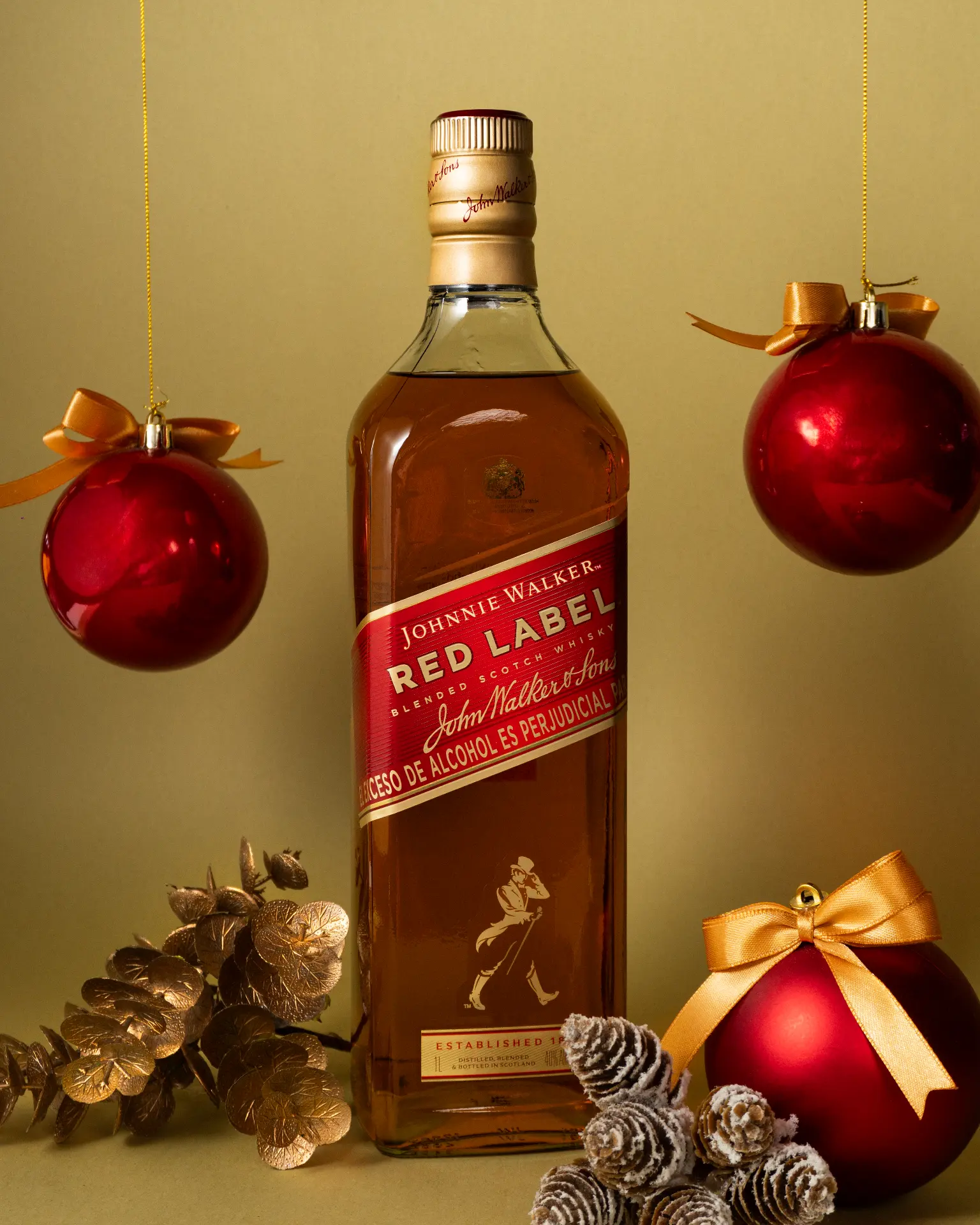 Tres Jotas — Johnnie Walker Red Label — Producto / bodegón festivo