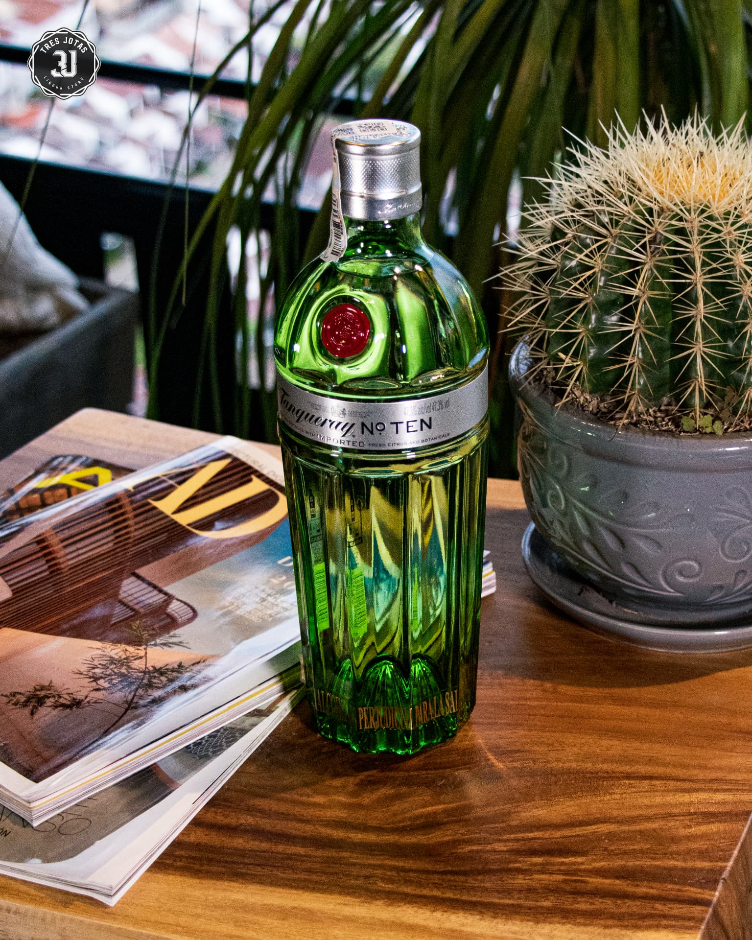 Tres Jotas — Tanqueray No. Ten — Producto / luz natural